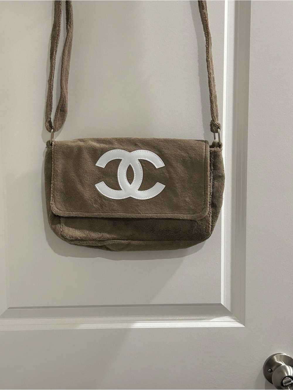 Chanel Women Bags Taupe Shoulder Bag with White CC Logo VIP GWP - Picture 5 of 10